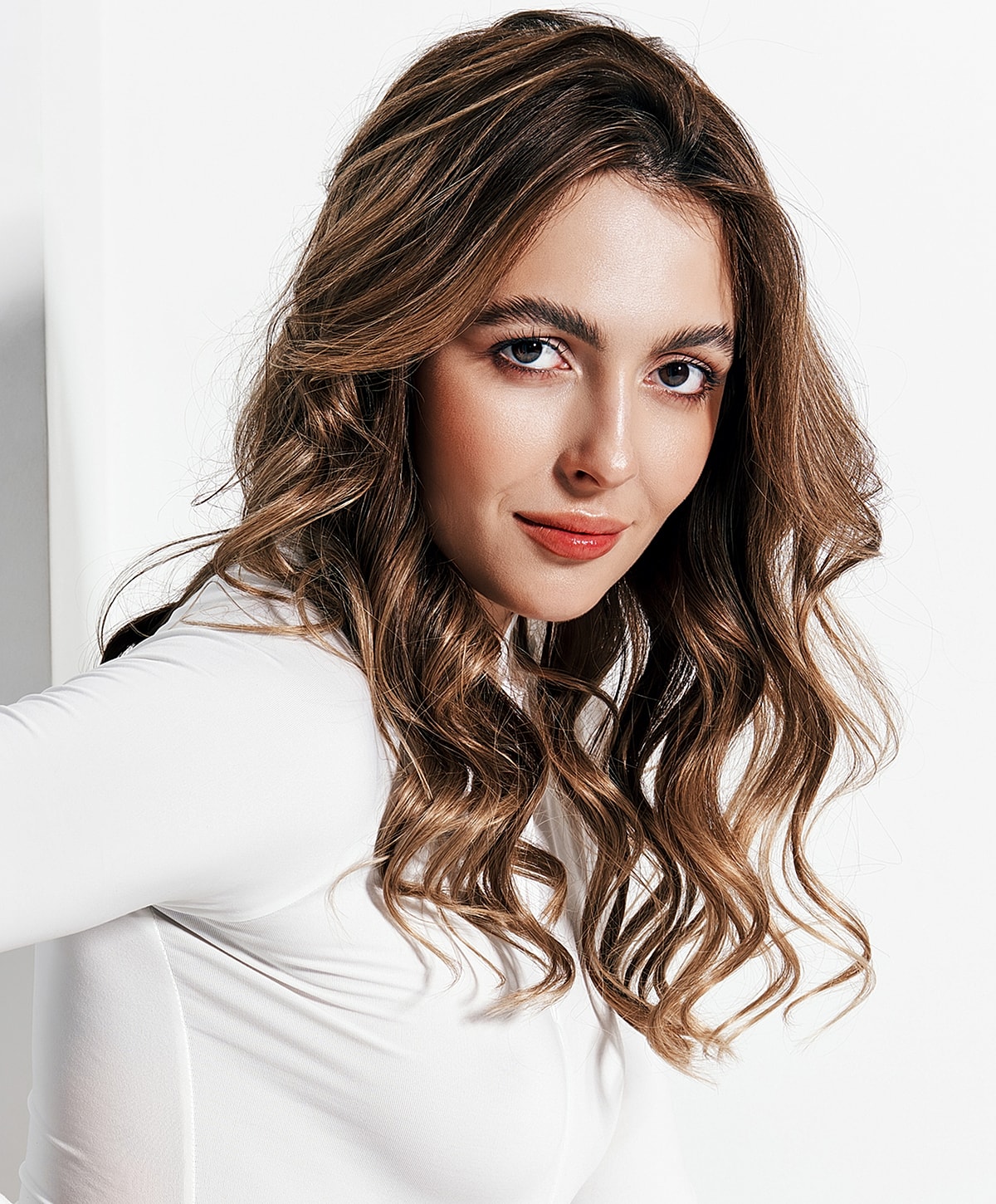Woman with wavy hair and natural makeup.