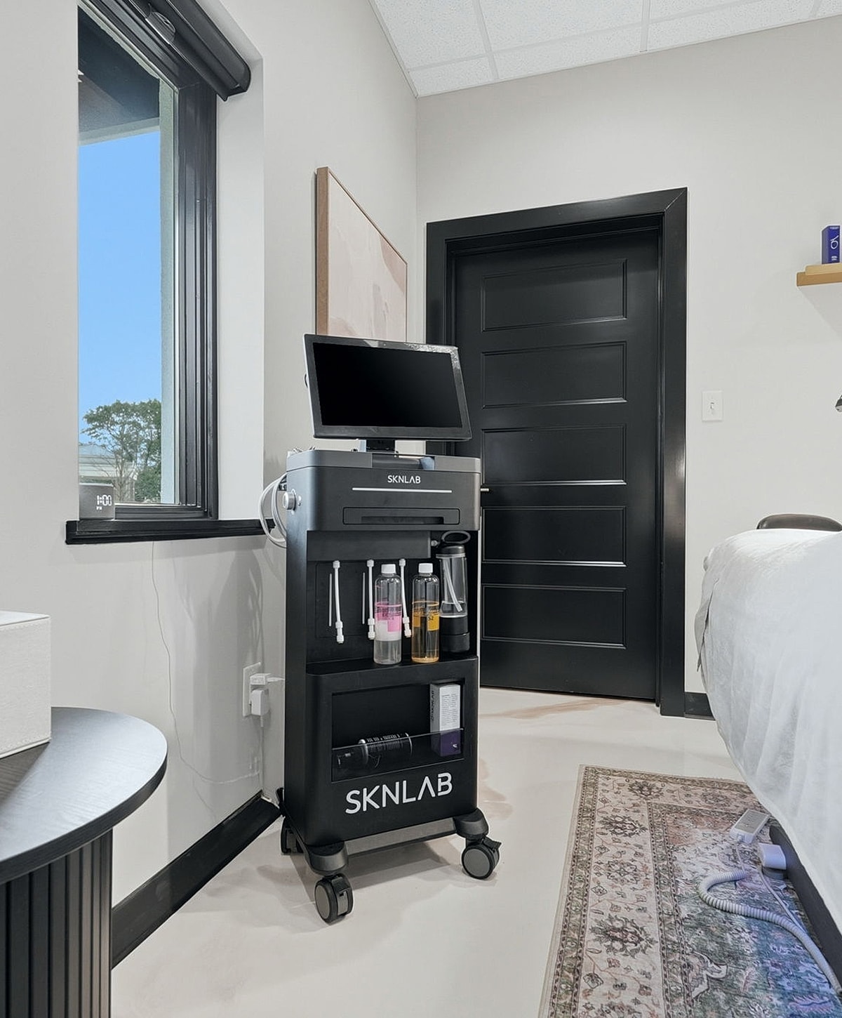 SKNLAB equipment cart in a modern treatment room